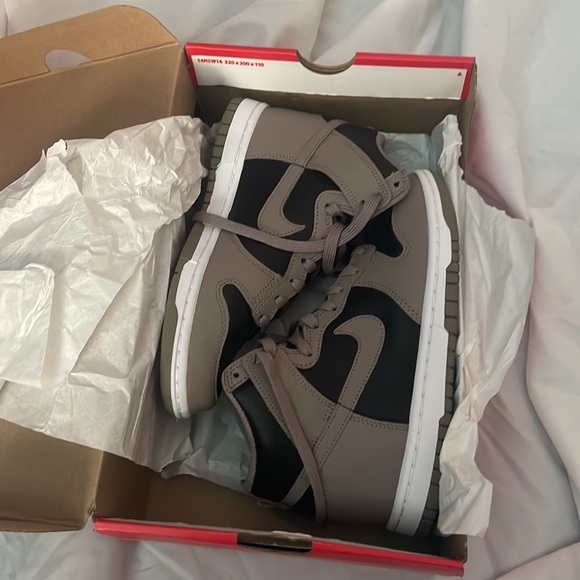 Women’s Nike Dunk High Fossil size 6 - Picture 4 of 10